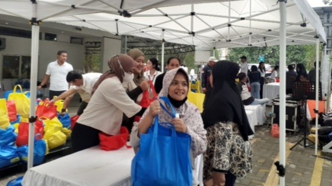 Warga Kabupaten Tangerang melakukan penukaran kupon beras murah