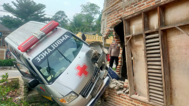 Mobil ambulance di Padarincang, Serang tabrak rumah warga.