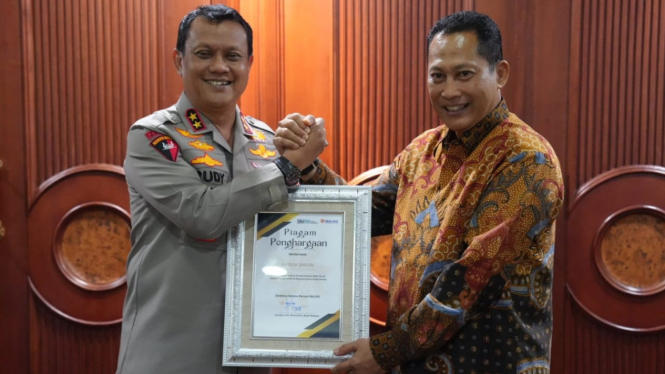 Kapolda Banten menerima penghargaan dari Perum Bulog.