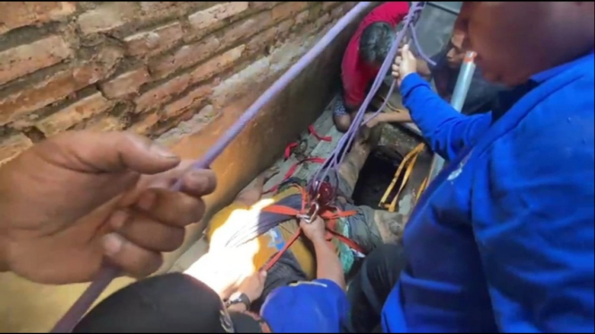 Proses evakuasi korban berbobot 100 kilogram oleh Damkar