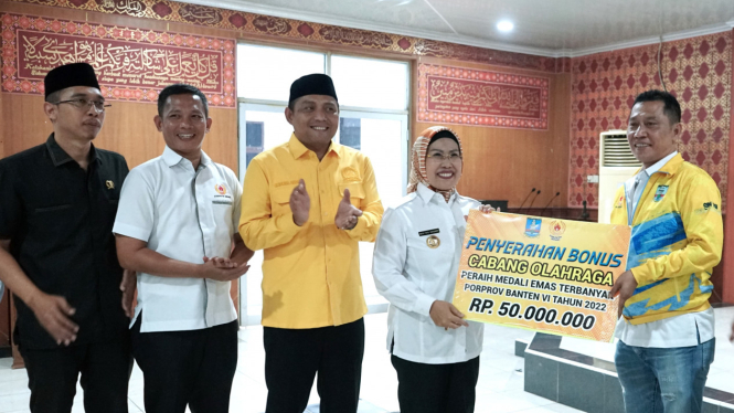 Bupati Serang menyalurkan bonus atlet Porprov Banten 2022.