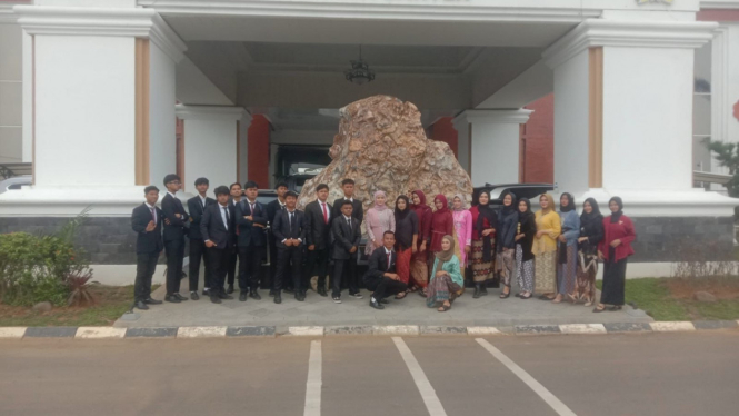 Pemotretan SMAN 1 Waringinkurung di DPRD Banten