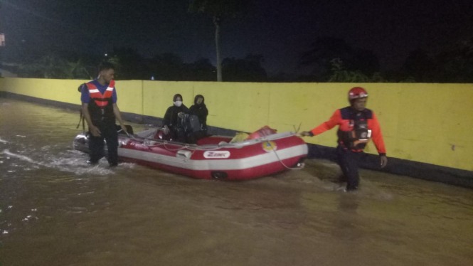 Proses evakuasi korban banjir di Tangsel