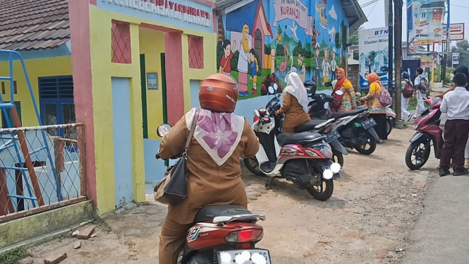 Imbas penyegelan, guru SDN Kuranji parkir motor di luar sekolah.