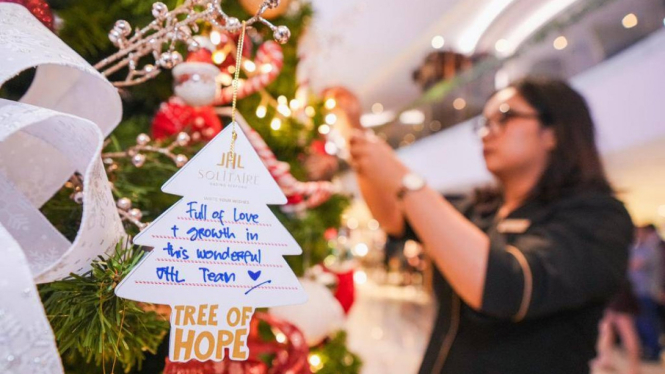 Tradisi Tree Lighting dan Tree Of Hope di Tangerang