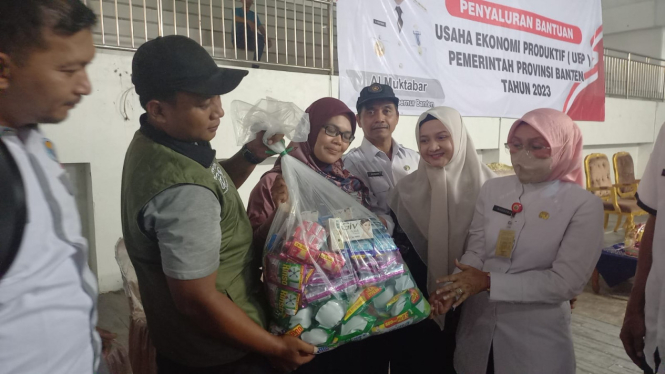 Kepala Dinsos Banten Nurhana saat menyalurkan bantuan