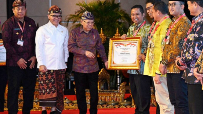 Wali Kota Tangerang Arief R Wismansyah saat terima penghargaan