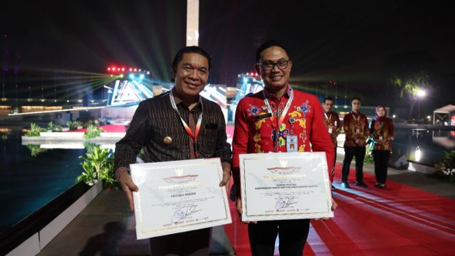 Pj Gubernur Banten Al Muktabar (kiri) usai menerima penghargaan HAM