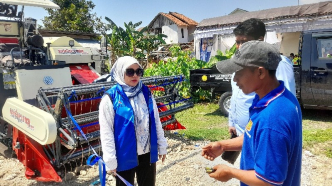 Anggota DPR RI Nuraeni Saat Memberikan Bantuan Alsintan
