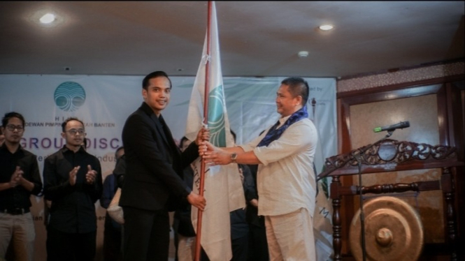 Fahmi Ramadhana saat menerima bendera petaka HIMKI Banten