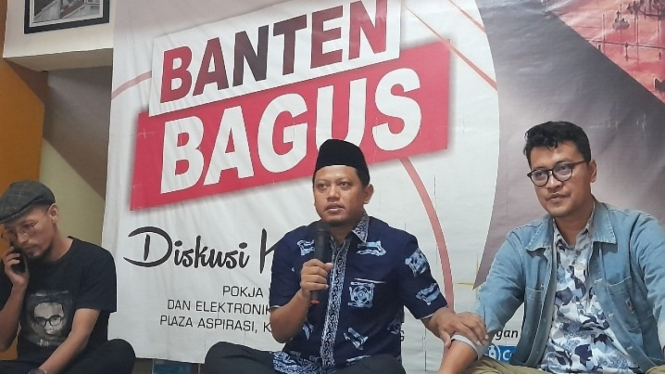 Ketua KPU Banten Mochamad Ihsan (tengah)