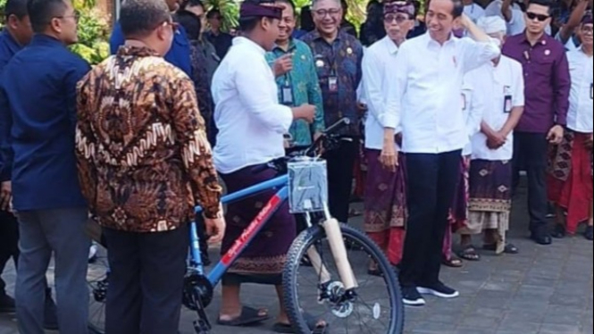 Jokowi bagi sepeda