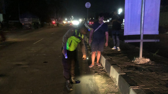 Polisi saat melakukan olah TKP di Jembatan Bogeg, Kota Serang.