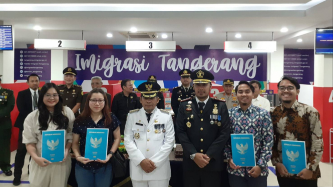 Para penerima paspor gratis di Kantor Imigrasi Tangerang