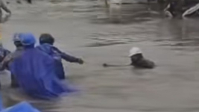 Seorang pria terseret arus banjir di Kota Cilegon.