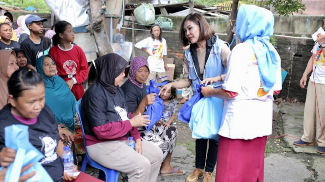 Pembagian paket pangan gizi seimbang oleh relawan Prabowo-Gibran