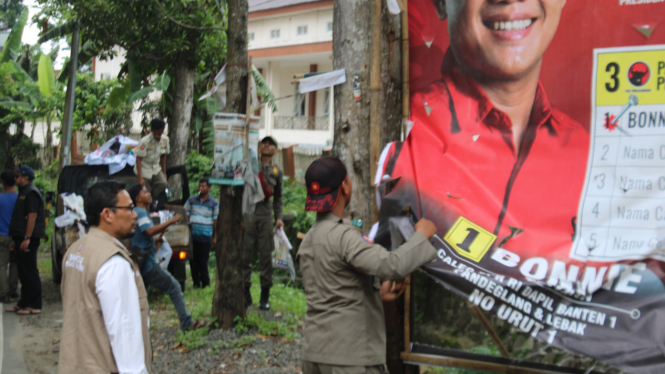 Bawaslu Banten Tertibkan Alat Peraga Kampanye