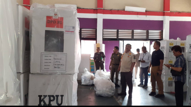 Pemantauan pendistribusian kotak suara pemilu 2024 di Tangerang