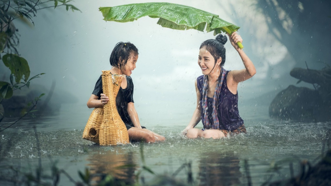 Ilustrasi tips menjaga kesehatan anak saat musim hujan