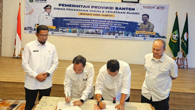 Pendandatanganan kontrak kerja antara DPUPR Banten dengan kontraktor