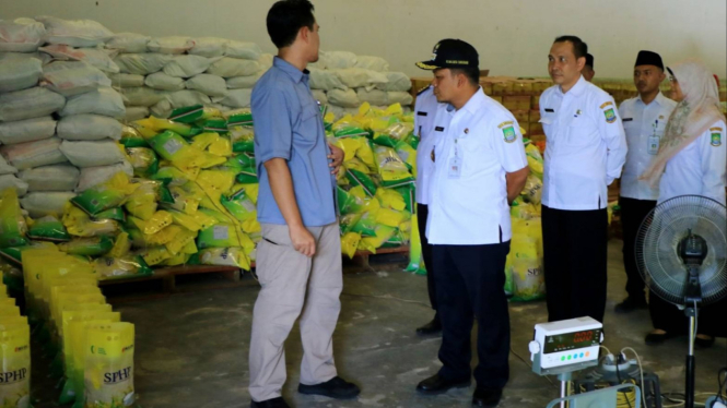 Pj Walikota Tangerang saat cek ketersediaan beras di gudang bulog