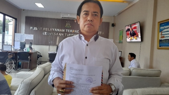 Asep Hermawan usai menyerahkan laporan ke PTSP Kejati Banten