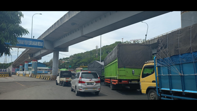 Kemacetan Diluar Pelabuhan Merak, Cilegon, Banten.