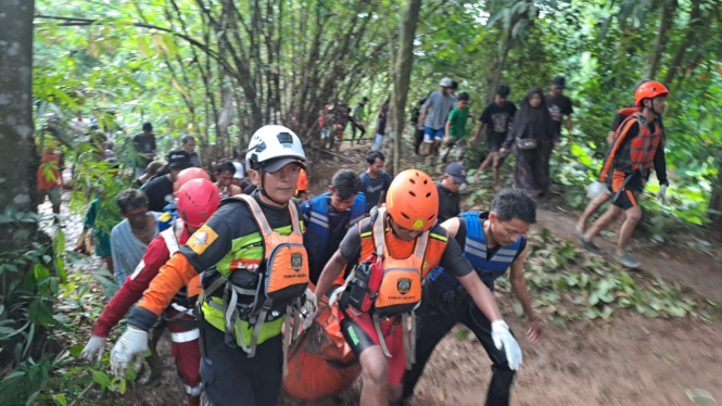 Petugas evakuasi korban tenggelam di Tangerang