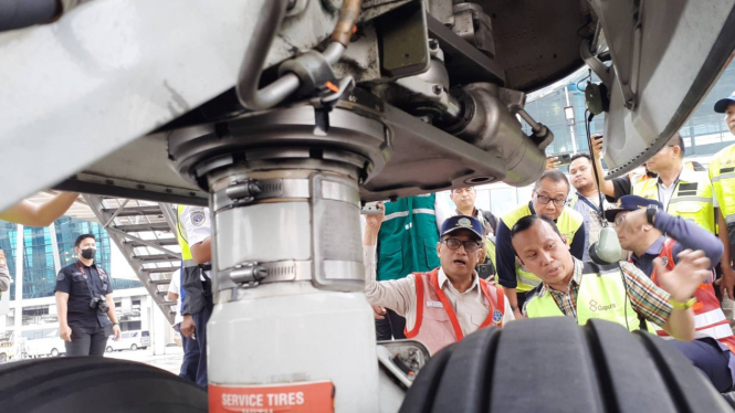 Menteri Perhubungan Budi Karya Sumadi melakukan ramp check pesawat