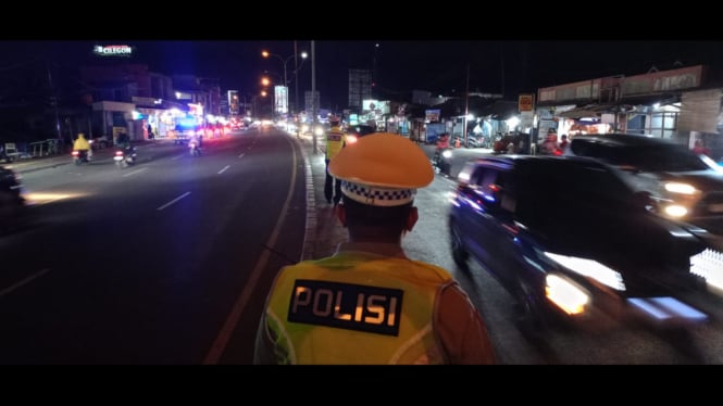 Polisi Mengatur Lalu Lintas di Depan Pelabuhan Merak
