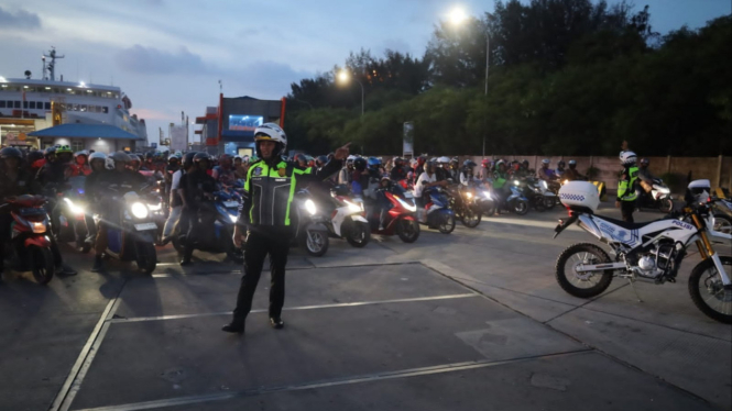 Polda Banten Kawal Pemudik Sepeda Motor pada Arus Balik Lebaran 2024.