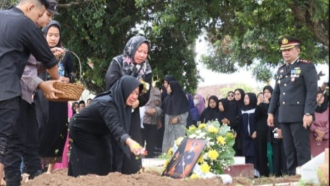 Tangis haru keluarga saat pemakaman Personel Polri yang gugur.