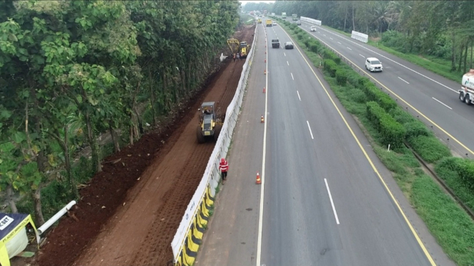 Proyek pembangunan jalan Tol Tangerang Merak.