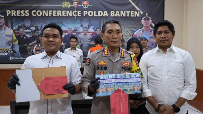 Polda Banten Tunjukkan Uang Hasil Korupsi.