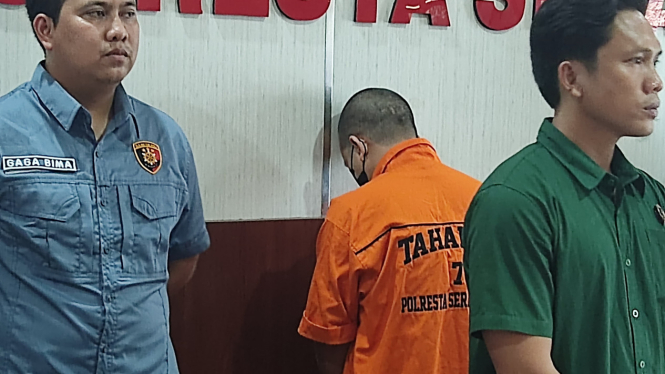 Pelaku MS (44) saat mengenakan baju tahanan di Mapolresta Serang Kota