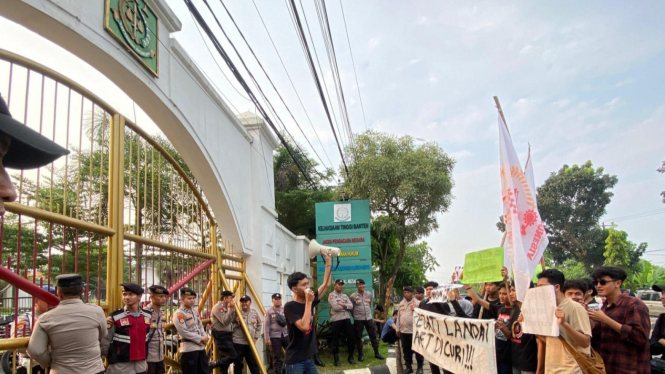 Demonstrasi Mahasiswa di Depan Kejati Banten
