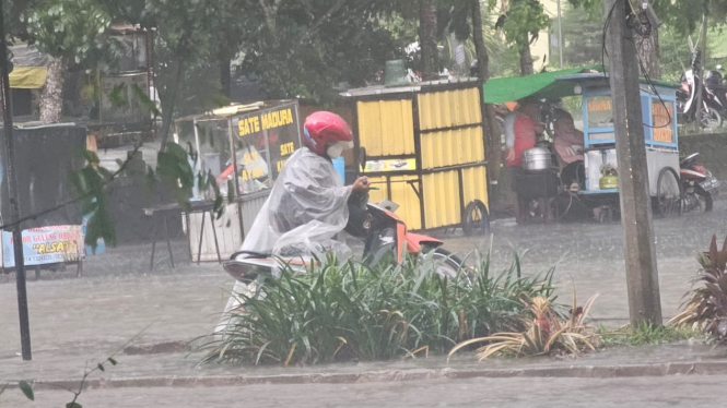 Pengendara motor alami mogok usai terjang banjir