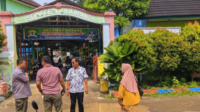 Jalan rusak menuju SDN Cilampang