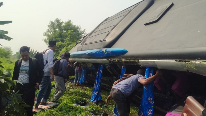 Bus rombongan Perades Serang terguling di Tol Balaraja