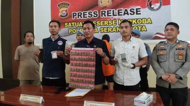Polisi tunjukkan barang bukti 75 paket tembakau gorila