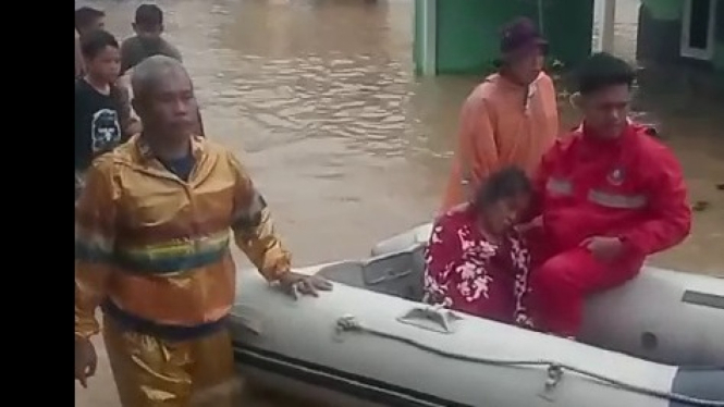 Bpbd tangerang evakuasi korban banjir