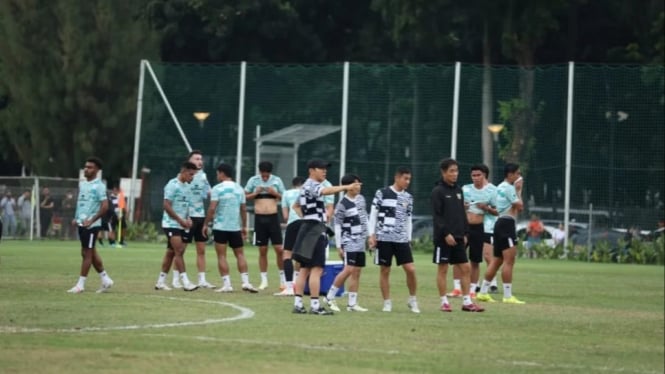 Shin Tae Yong Memimpin Latihan Timnas Indonesia.