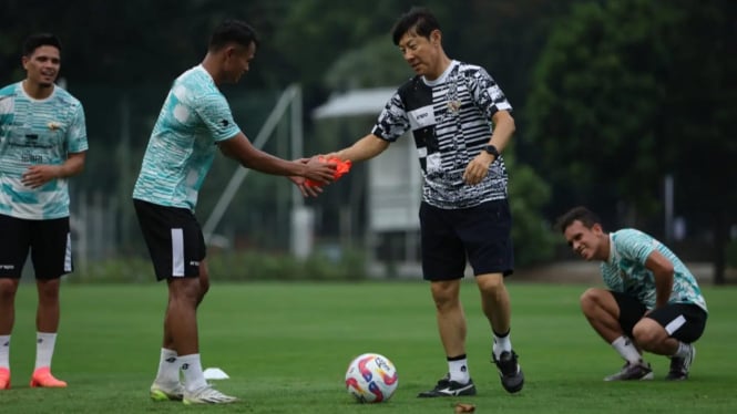 Shin Tae Yong dan Timnas Indonesia Latihan di Senayan, Jakarta.