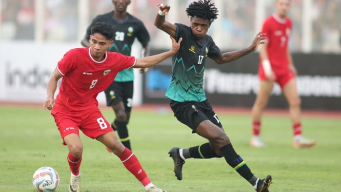 Marcelino Ferdinan, saat Berebut Bola dengan Pemain Tanzania