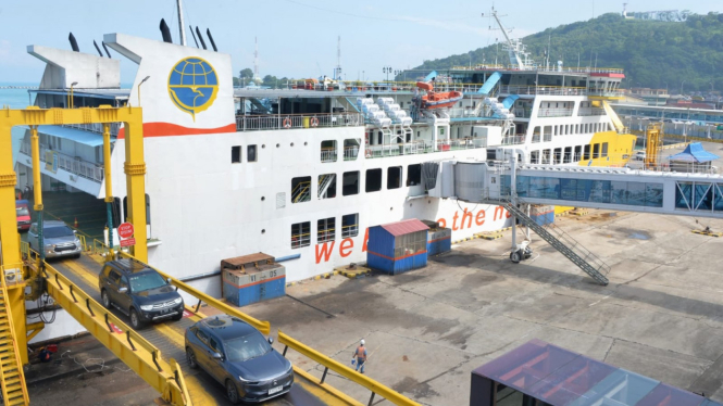 Kendaraan Keluar dari Kapal di Pelabuhan Merak.