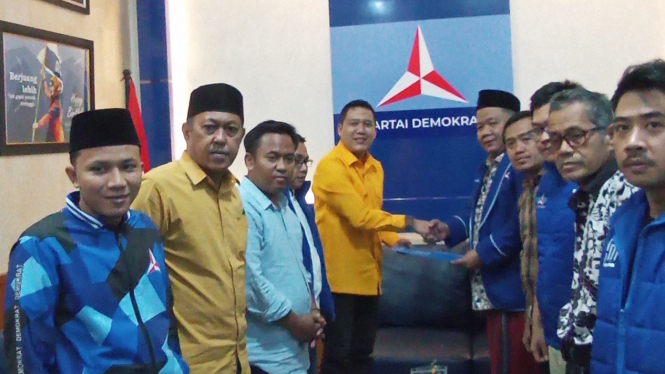 Demokrat Serahkan Surat Tugas Pilkada Cilegon