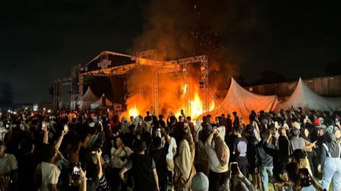 Penonton bakar panggung konser musik di Tangerang