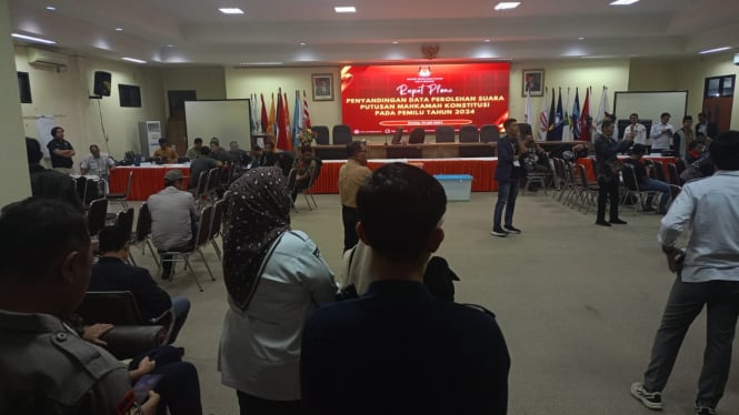 Suasana Penyandingan C Hasil Pileg 2024 di KPU Banten.