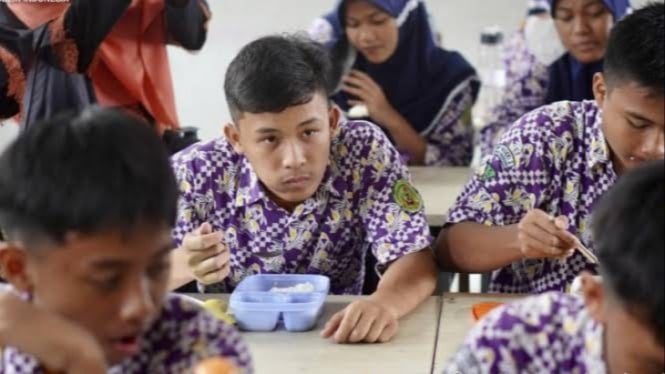 Siswa Makan Siang Gratis di Sekolah.