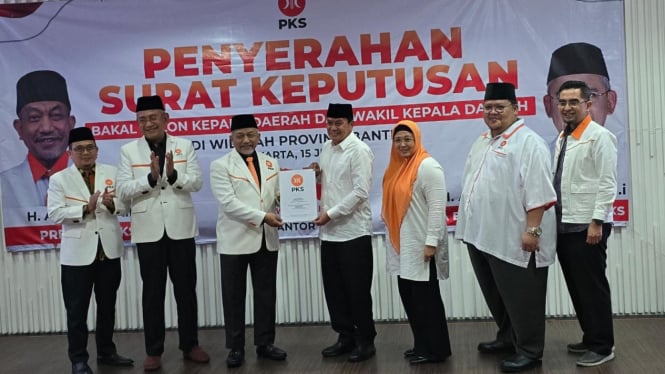 Presiden PKS serahkan SK pengusungan calon bupati dan wakil bupati